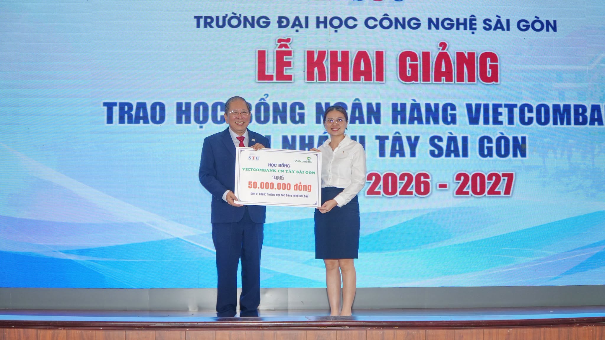 Đại diện Ngân hàng Vietcombank chi nhánh Tây Sài Gòn trao học bổng cho sinh viên STU