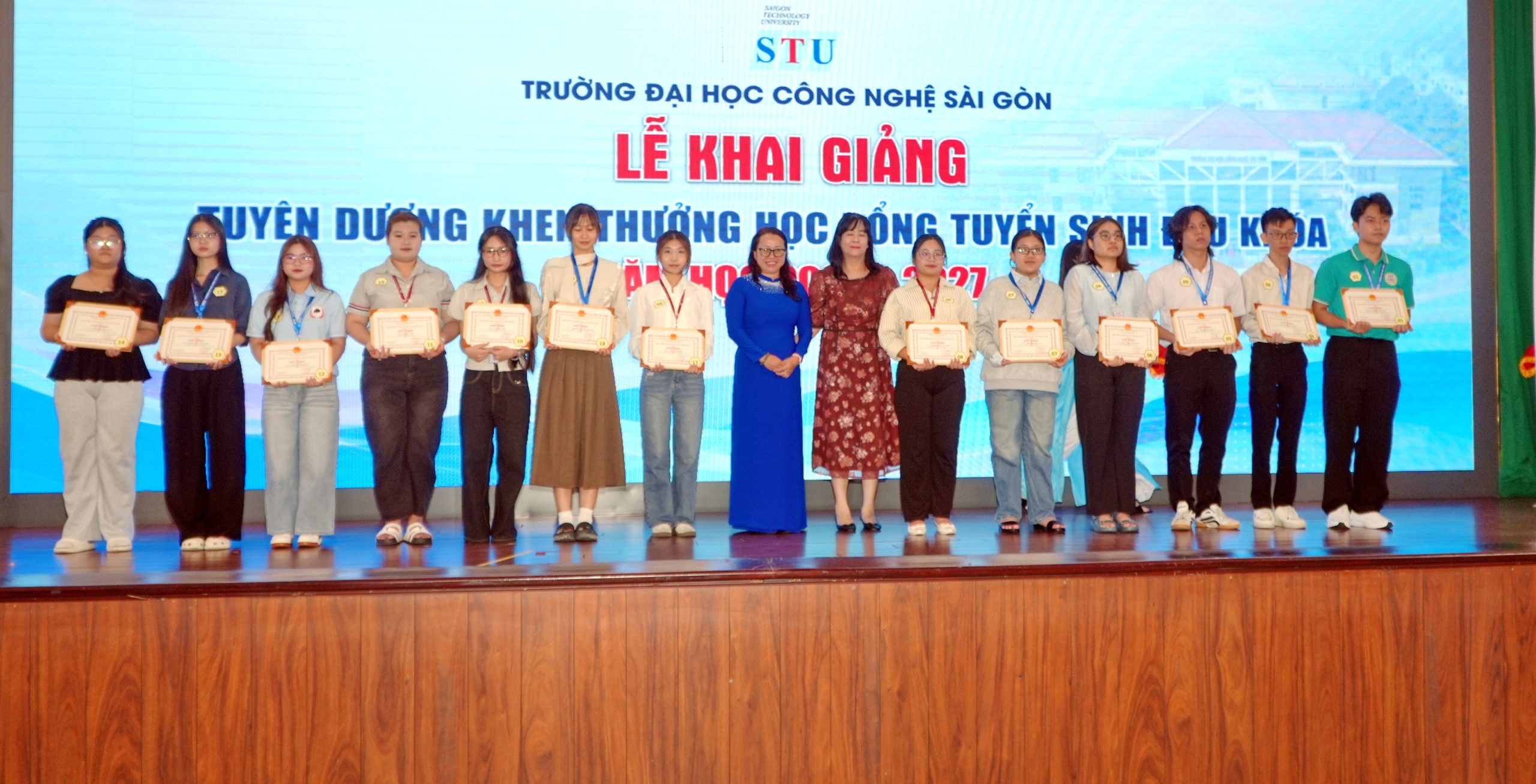 Học bổng dành cho thủ khoa tuyển sinh đầu vào năm học 2026 – 2027, do TS. Ngô Thị Thu Thủy – Chủ tịch Hội đồng trường – trao tặng.