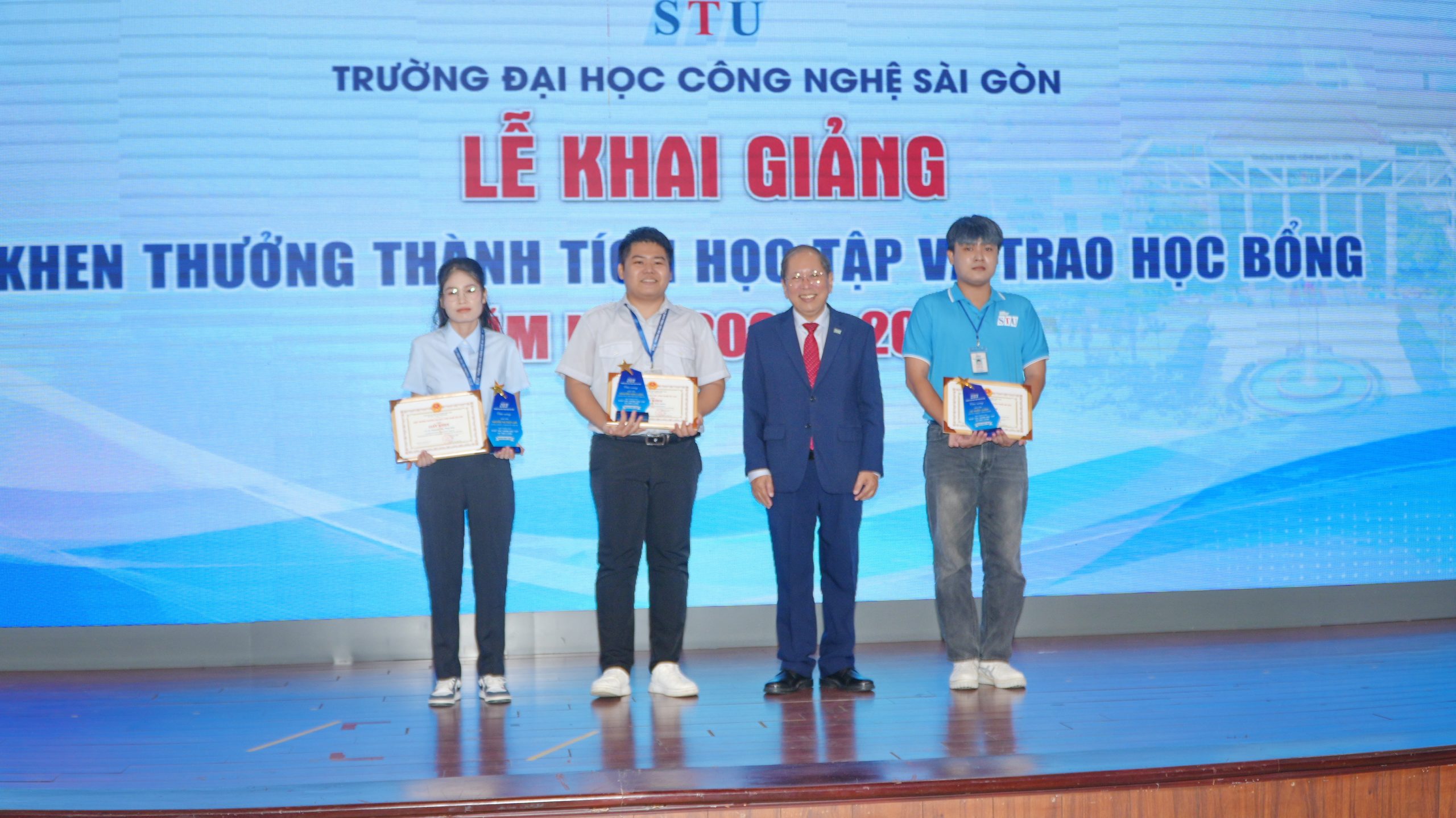 Khen thưởng danh hiệu "Học tập tốt – Rèn luyện tốt" năm học 2025 – 2026 dành cho sinh viên đạt kết quả học tập từ 7.0 trở lên và điểm rèn luyện từ 65 trở lên, do PGS. TS. Cao Hào Thi trao tặng.
