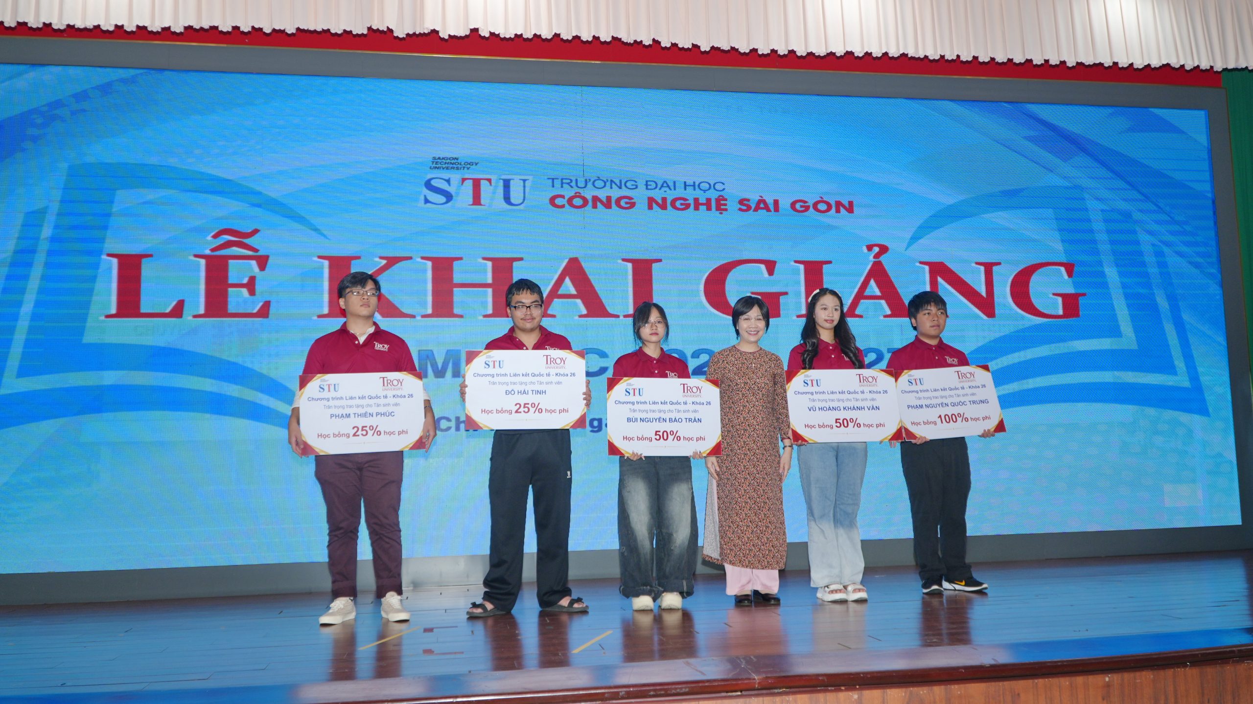 Học bổng khuyến khích học tập ITPC dành cho tân sinh viên chương trình Liên kết Đào tạo Quốc tế với Đại học Troy (Hoa Kỳ), do PGS. TS. Hoàng Kim Anh – Phó Hiệu trưởng – trao tặng.