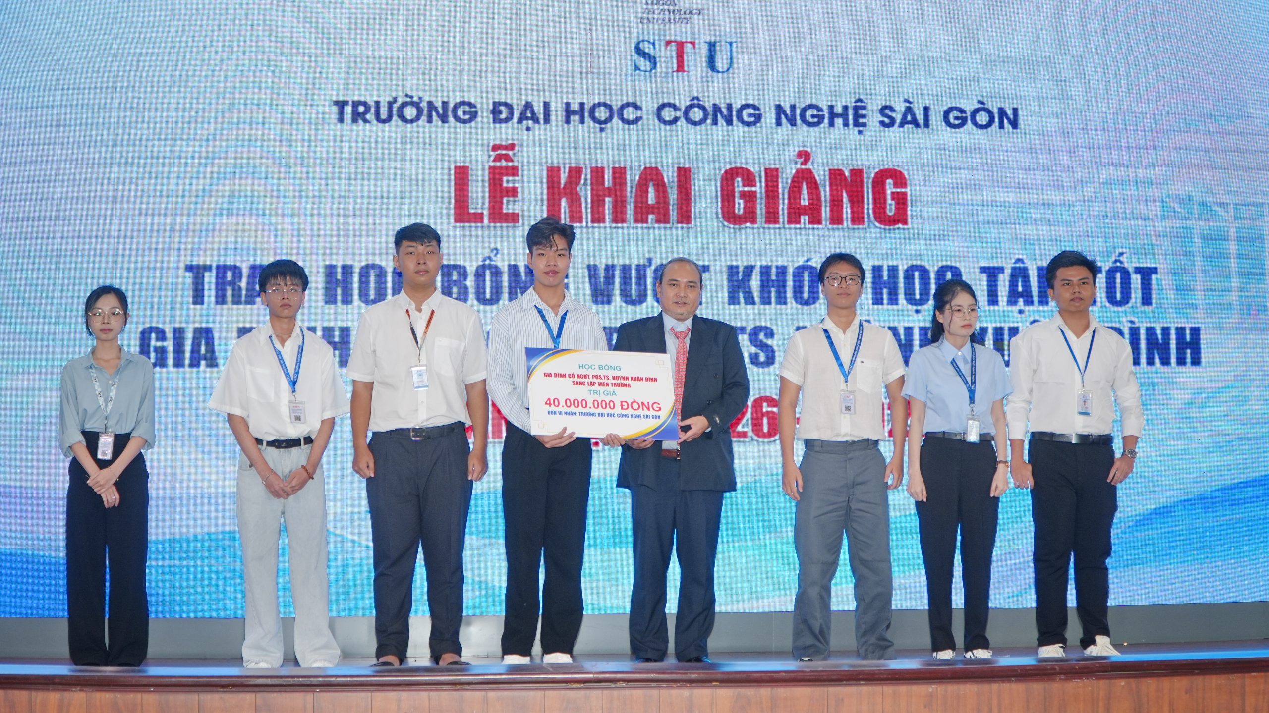Gia đình Cố NGƯT. PGS. TS. Huỳnh Xuân Đình – nguyên Hiệu trưởng trường CĐ Kỹ nghệ Du lịch Tp. HCM, tiền thân của Trường ĐH Công nghệ Sài Gòn – trao học bổng trị giá 40 triệu đồng.