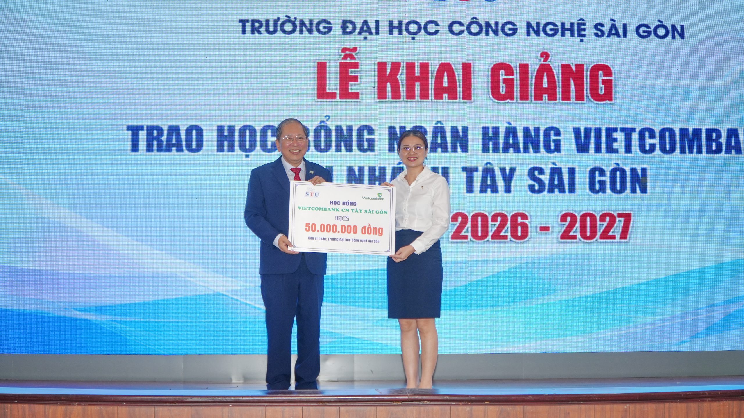 Ngân hàng Vietcombank chi nhánh Tây Sài Gòn trao học bổng trị giá 50 triệu đồng dành cho sinh viên nghèo vượt khó.