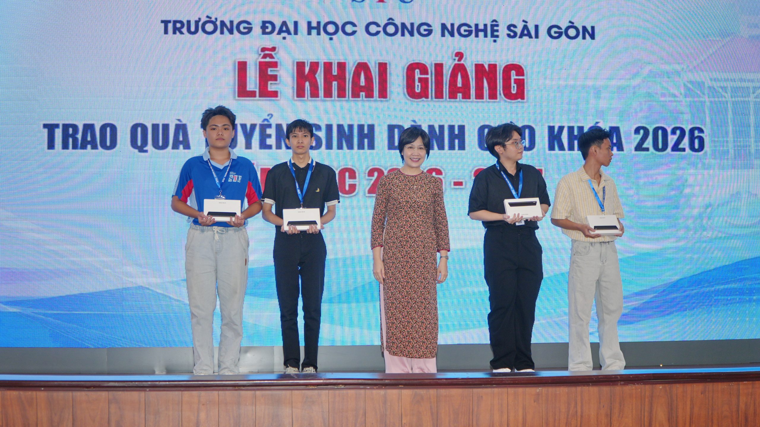 05 giải Ba – mỗi giải là 01 máy tính bảng, do PGS. TS. Hoàng Kim Anh trao tặng.