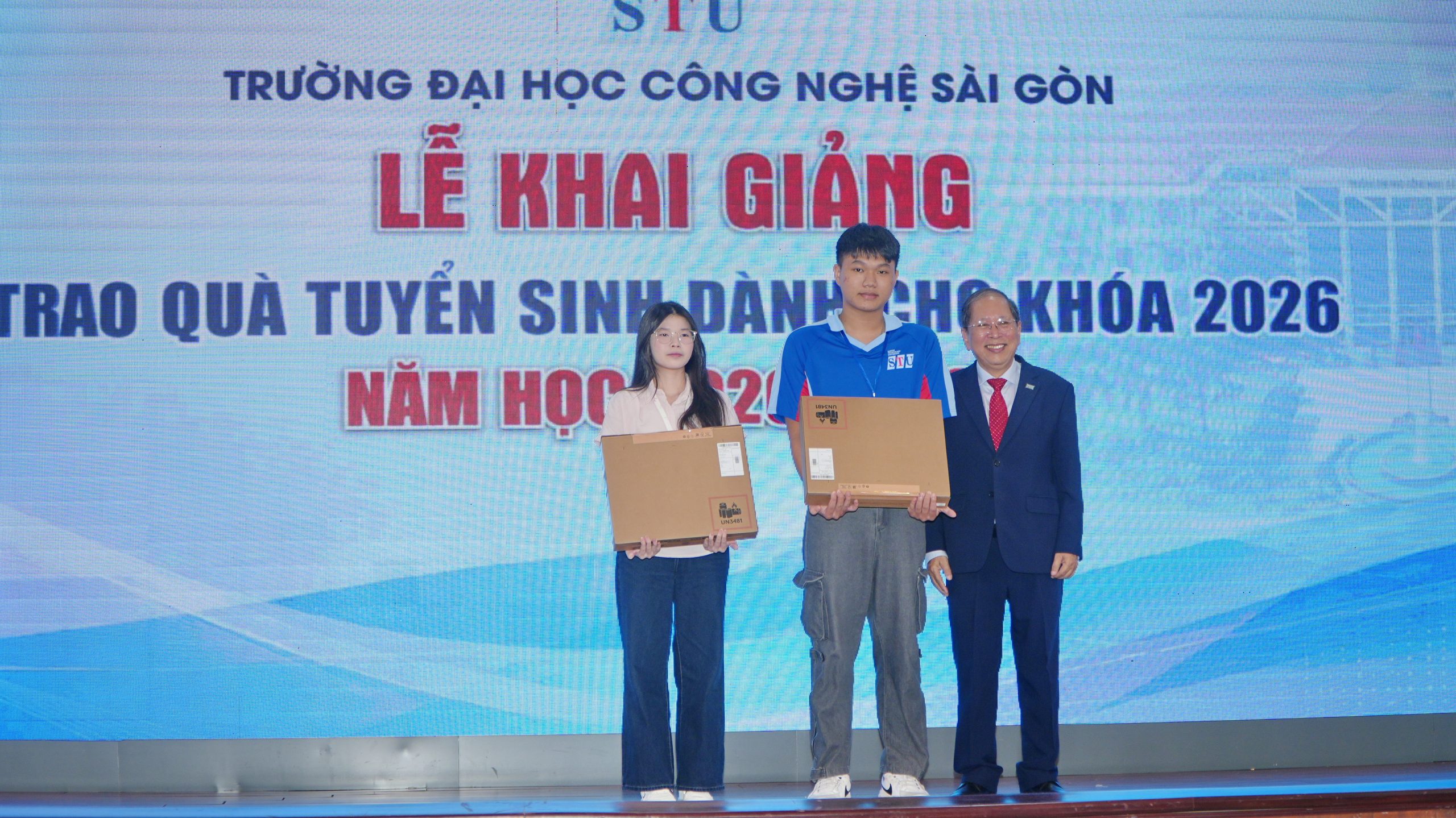 02 giải Nhì – mỗi giải là 01 laptop, do PGS. TS. Cao Hào Thi trao tặng.
