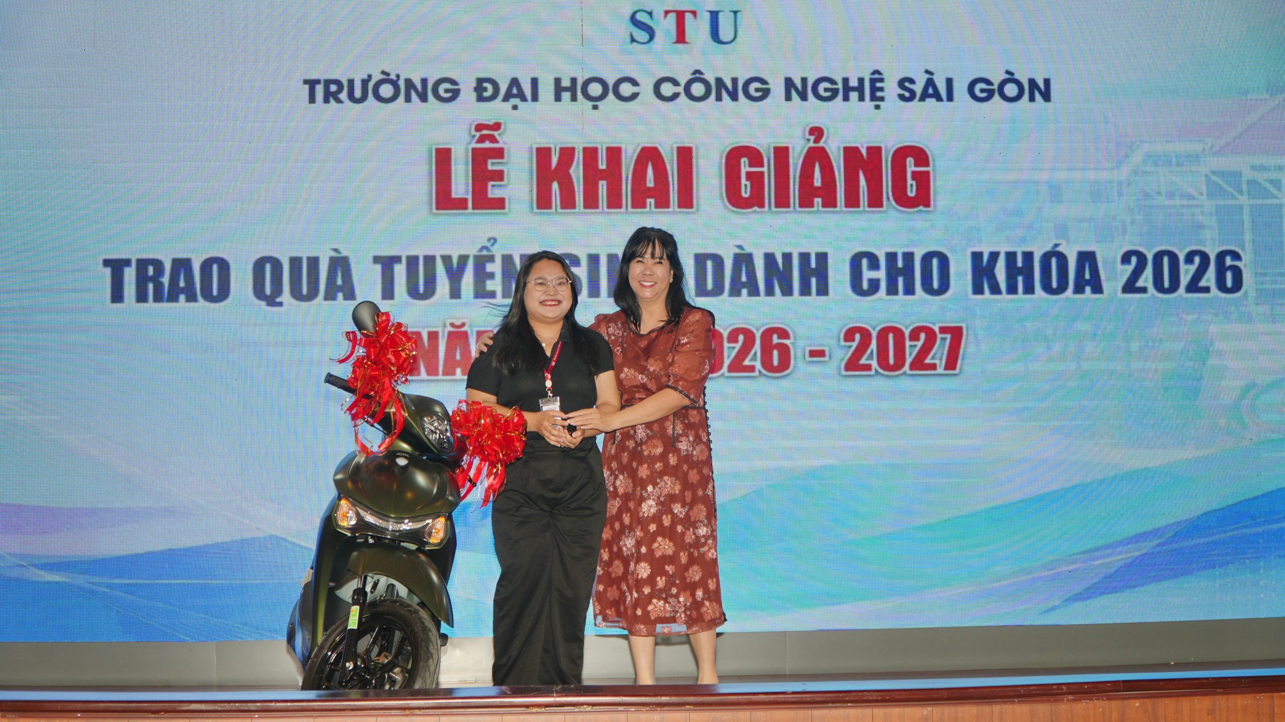 01 giải Nhất – phần thưởng là 01 xe gắn máy SYM, do TS. Ngô Thị Thu Thủy trao tặng.
