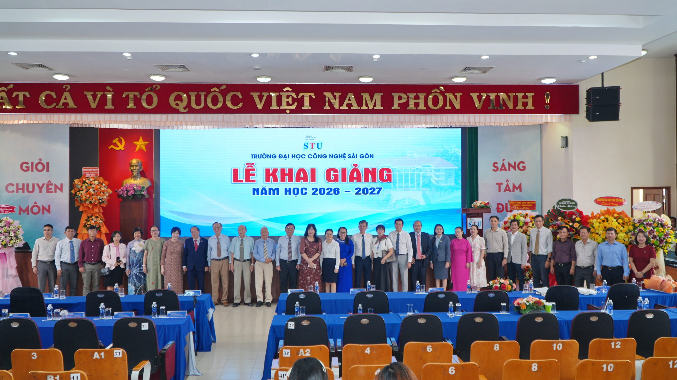 Đại biểu, Ban giám hiệu chụp hình lưu niệm tại Lễ Khai giảng năm học 2026 - 2027