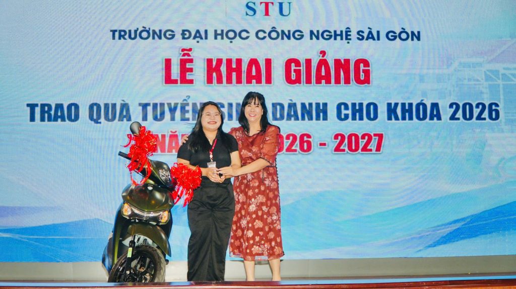 Tân sinh viên Phạm Thị Mỹ Duyên (ngành Kinh doanh quốc tế) nhận giải Nhất - một xe gắn máy SYM - từ TS. Ngô Thị Thu Thủy, Chủ tịch Hội đồng trường 